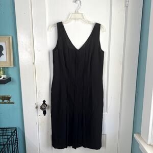Tahari Black Pleated Sheath Dress Scoop Neck Sleeveless Professional Classic 10